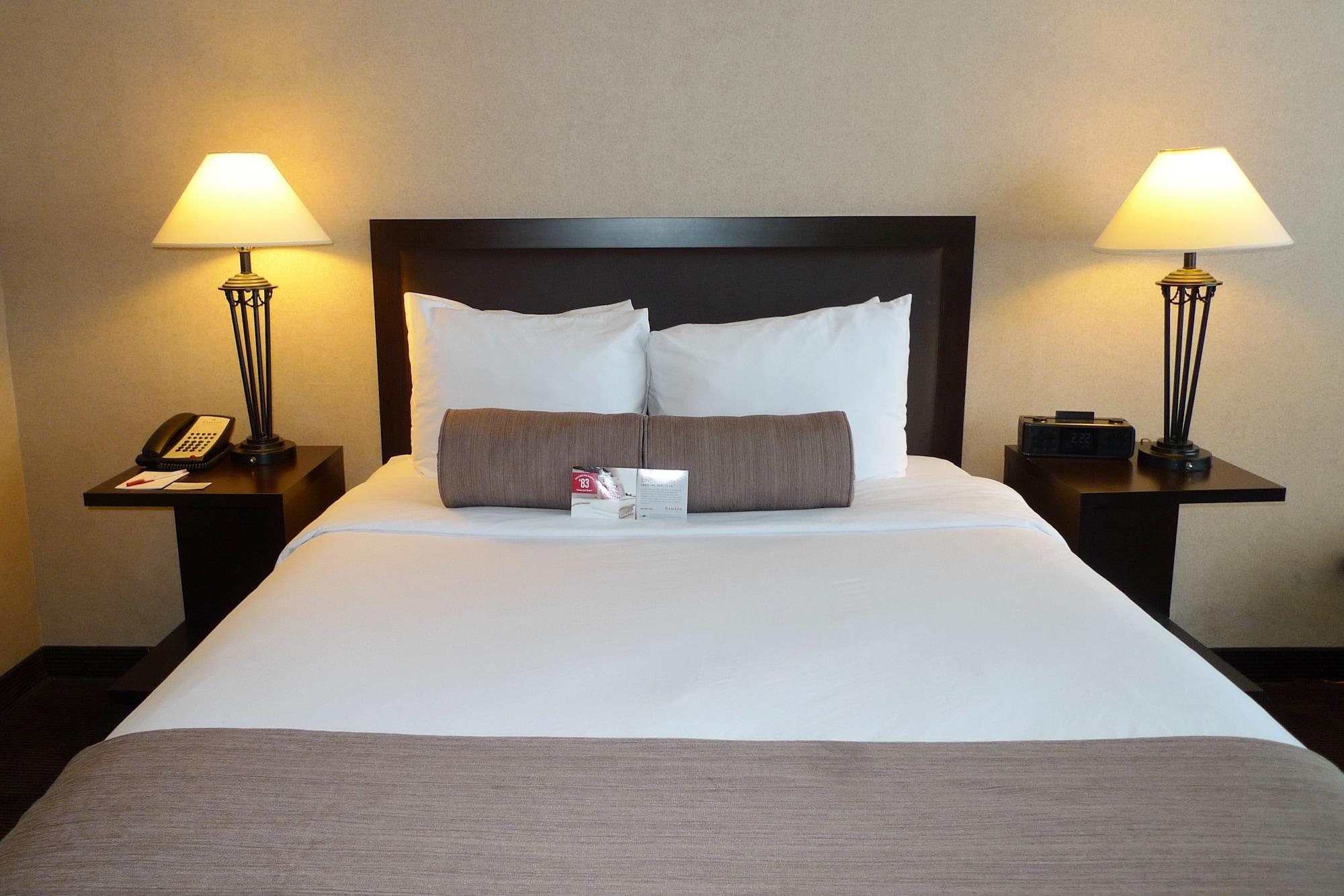 Ramada Plaza By Wyndham Calgary Downtown Hotel Exterior foto