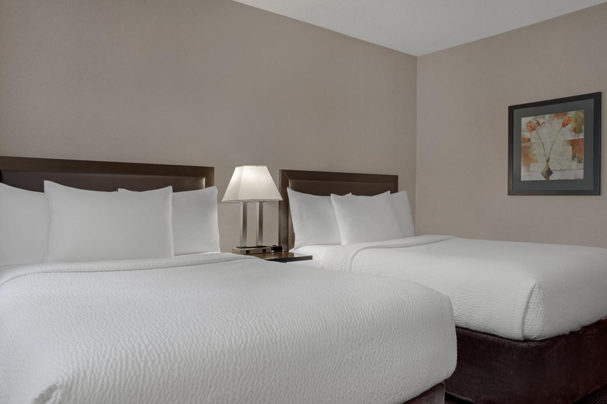 Ramada Plaza By Wyndham Calgary Downtown Hotel Exterior foto