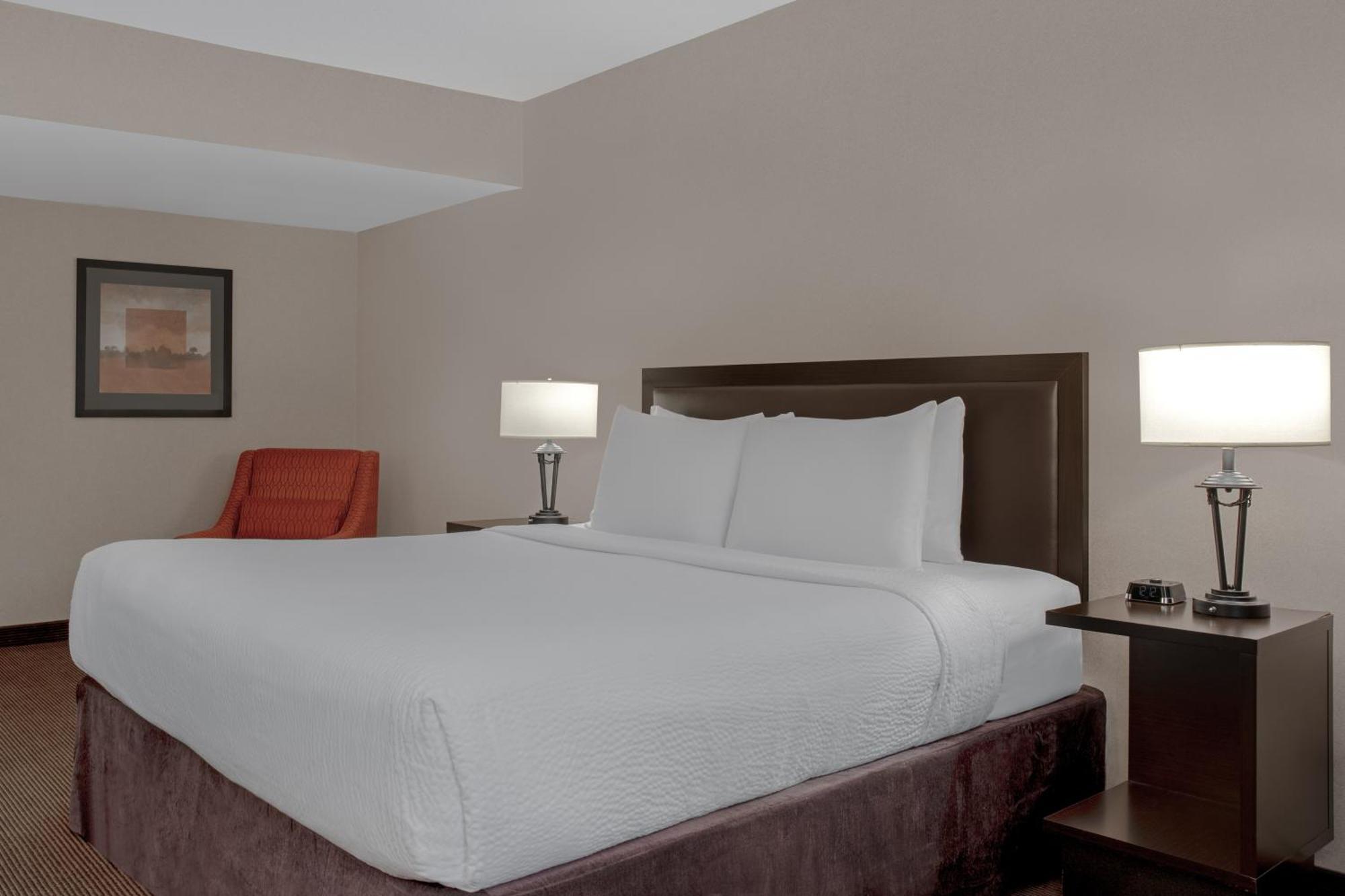 Ramada Plaza By Wyndham Calgary Downtown Hotel Exterior foto