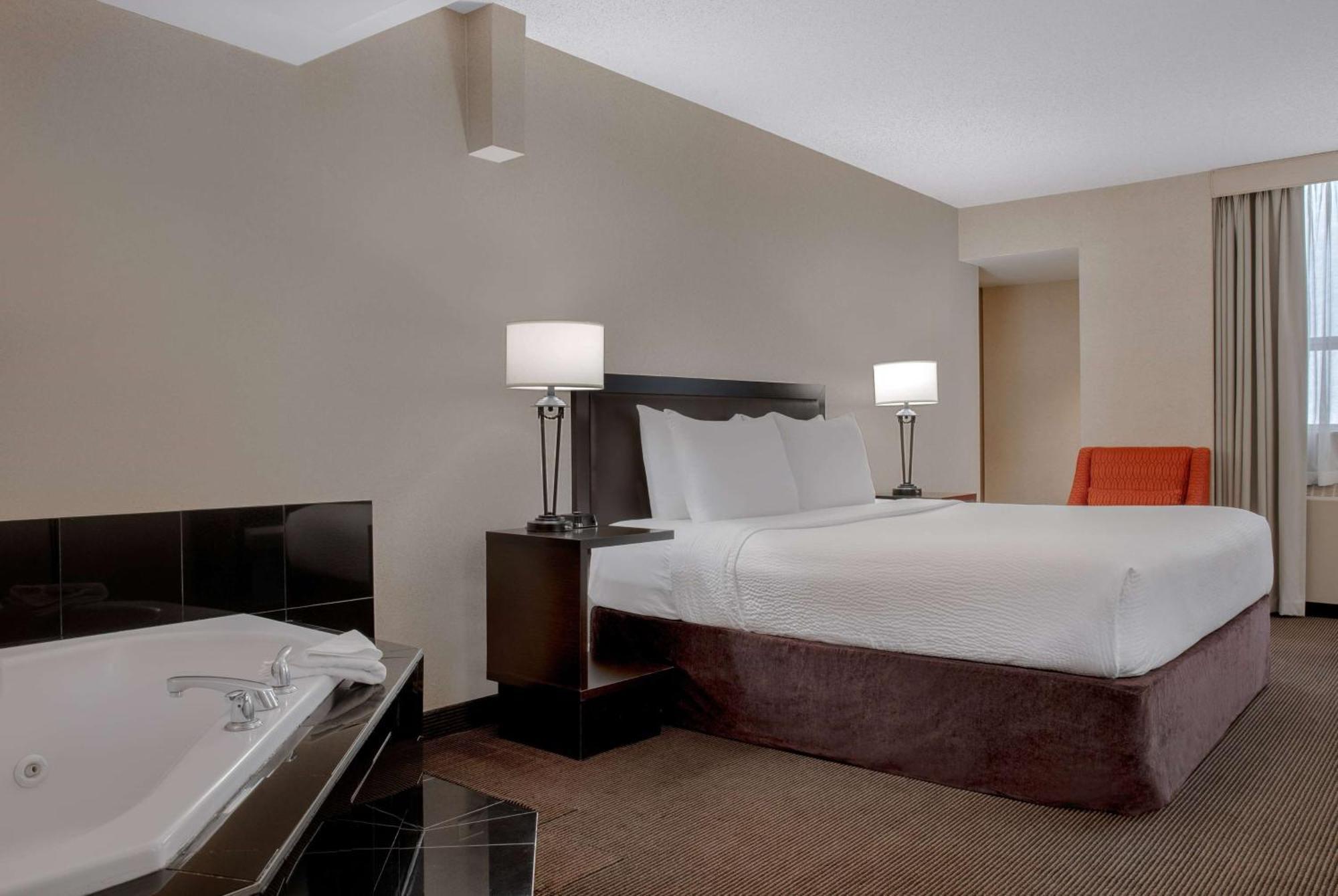 Ramada Plaza By Wyndham Calgary Downtown Hotel Exterior foto