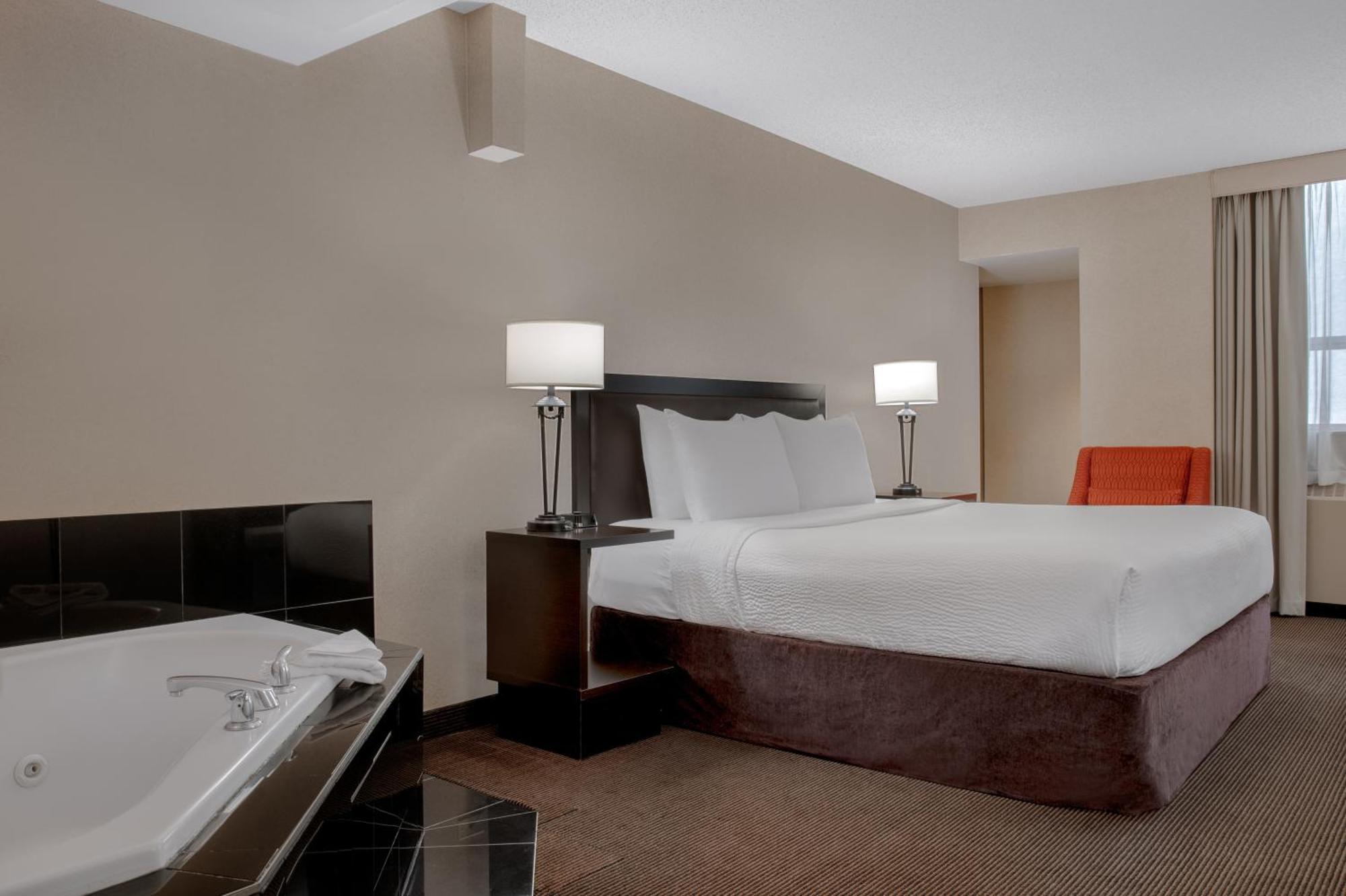 Ramada Plaza By Wyndham Calgary Downtown Hotel Exterior foto