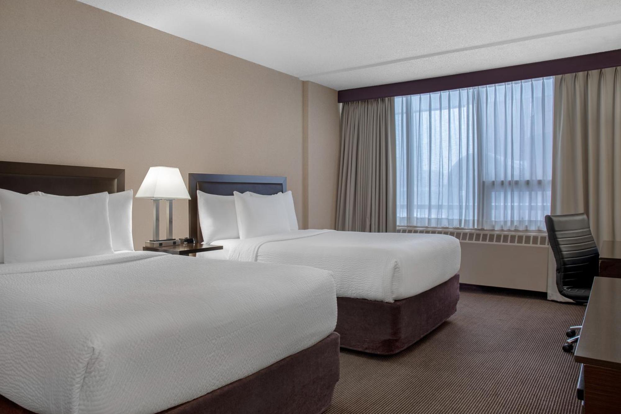 Ramada Plaza By Wyndham Calgary Downtown Hotel Exterior foto