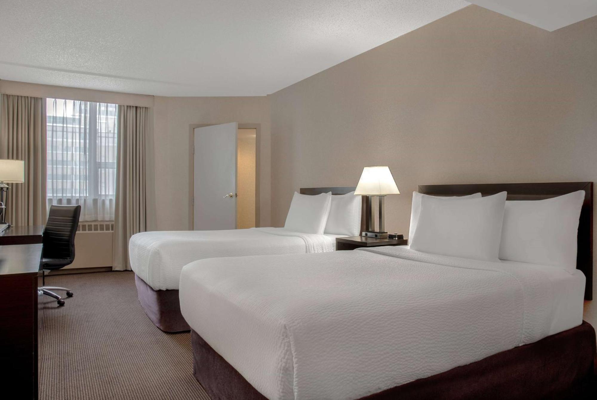 Ramada Plaza By Wyndham Calgary Downtown Hotel Exterior foto