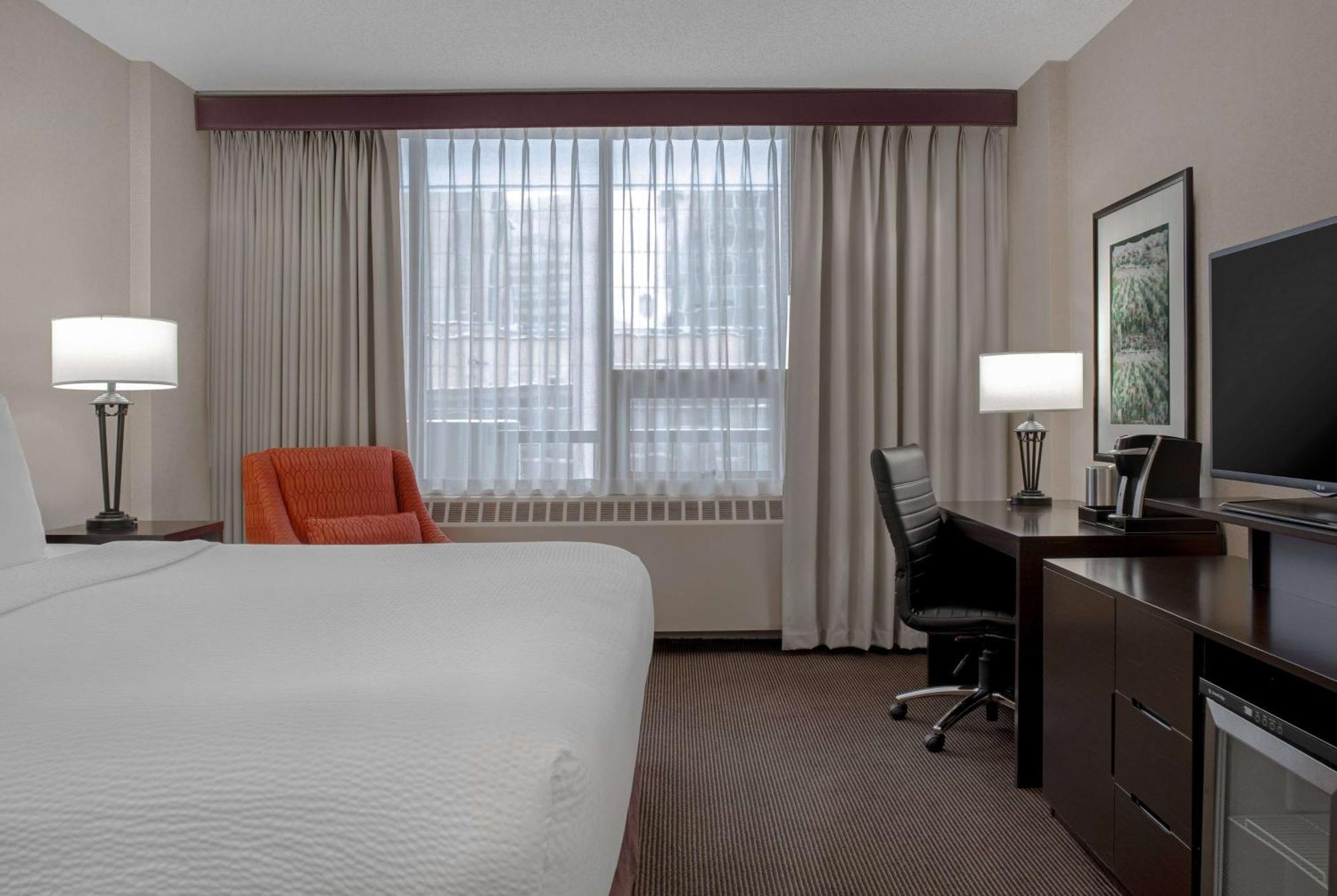 Ramada Plaza By Wyndham Calgary Downtown Hotel Exterior foto