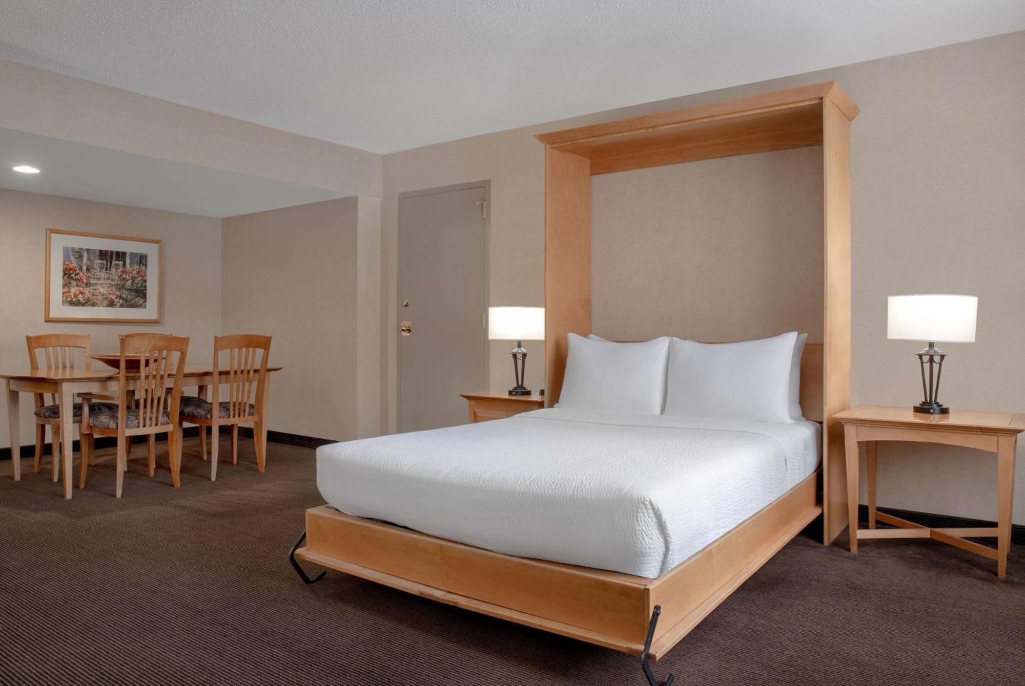 Ramada Plaza By Wyndham Calgary Downtown Hotel Exterior foto