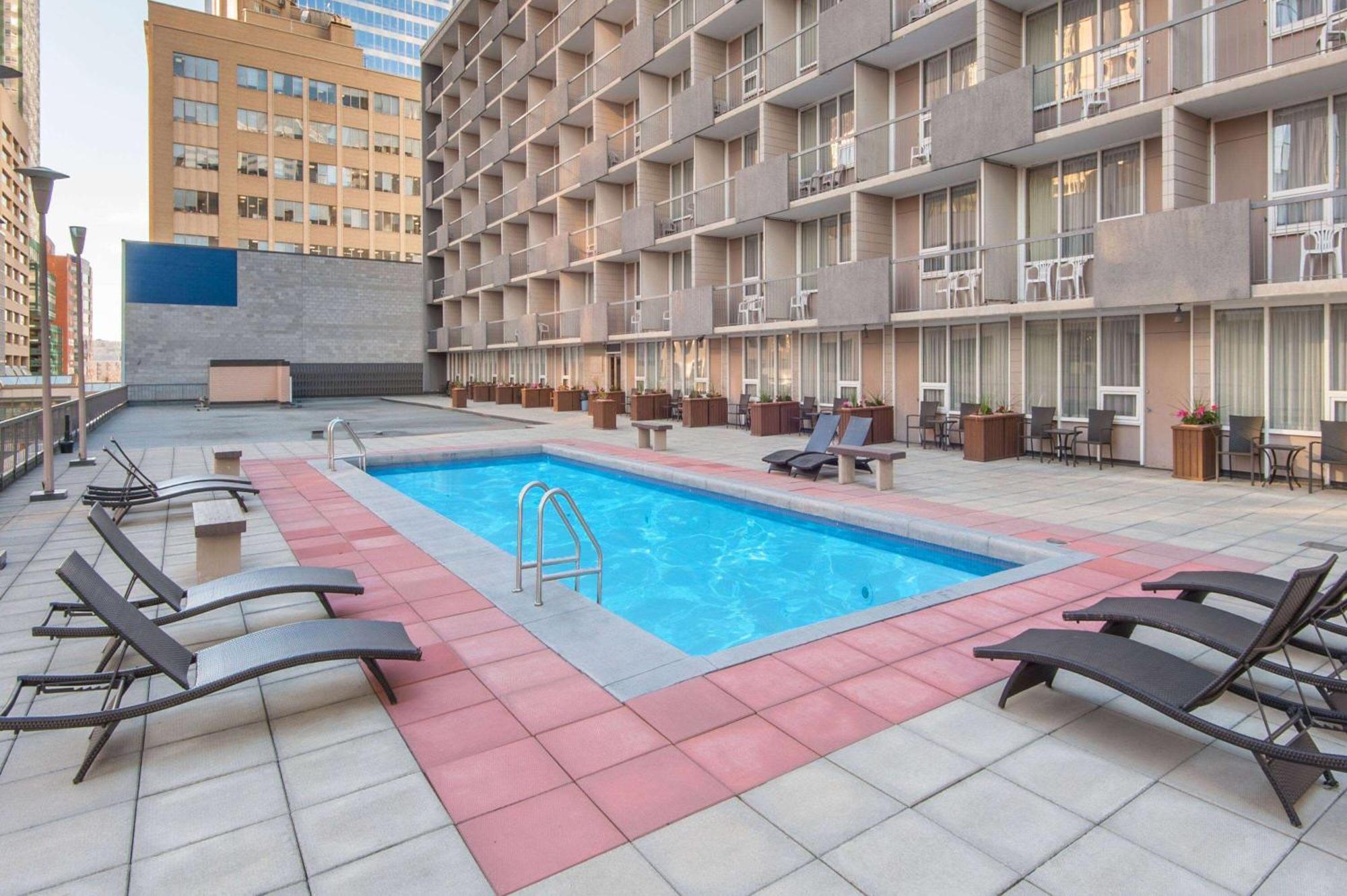 Ramada Plaza By Wyndham Calgary Downtown Hotel Exterior foto