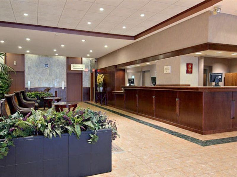 Ramada Plaza By Wyndham Calgary Downtown Hotel Exterior foto