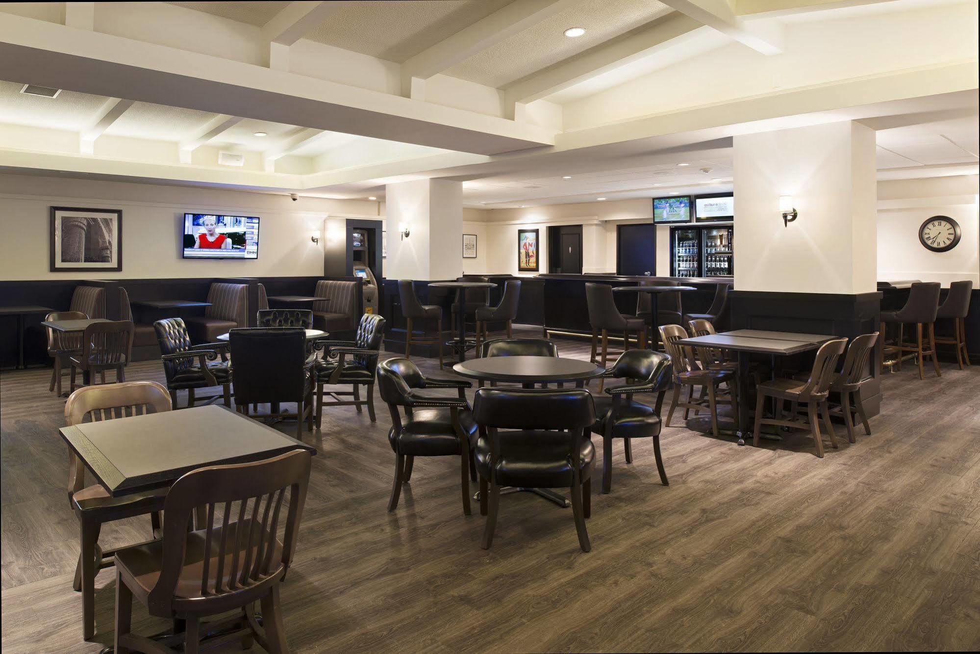 Ramada Plaza By Wyndham Calgary Downtown Hotel Exterior foto