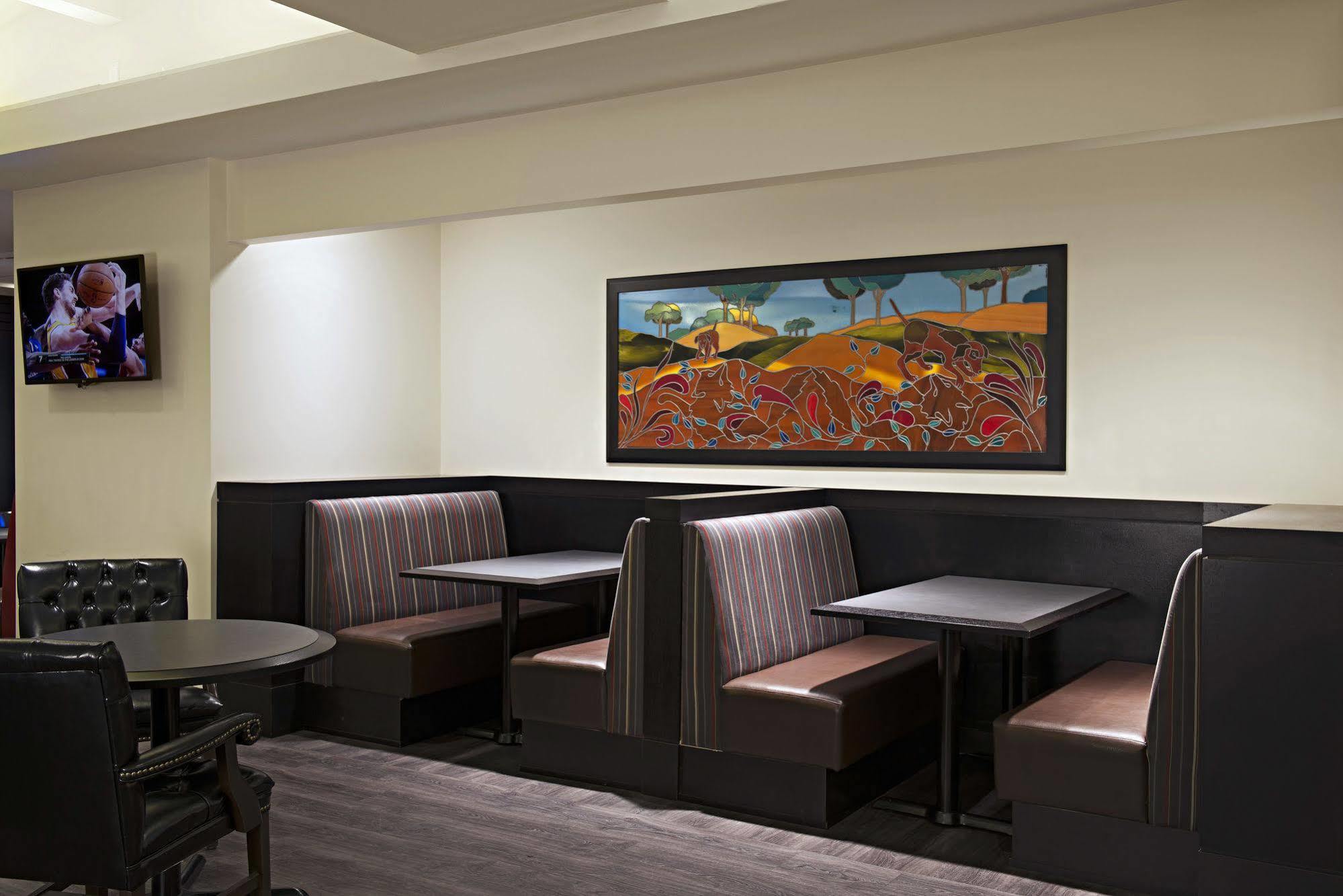 Ramada Plaza By Wyndham Calgary Downtown Hotel Exterior foto
