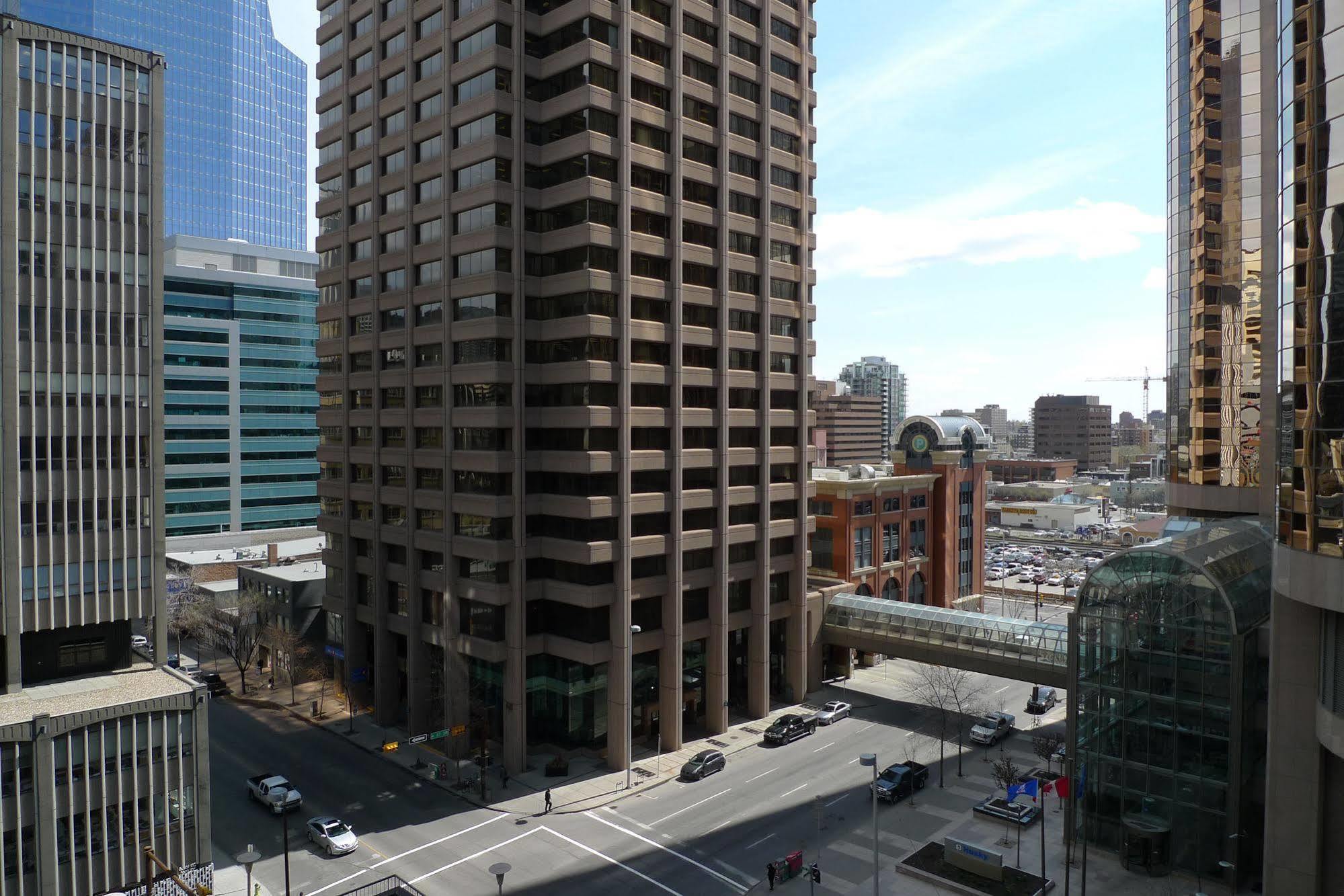 Ramada Plaza By Wyndham Calgary Downtown Hotel Exterior foto
