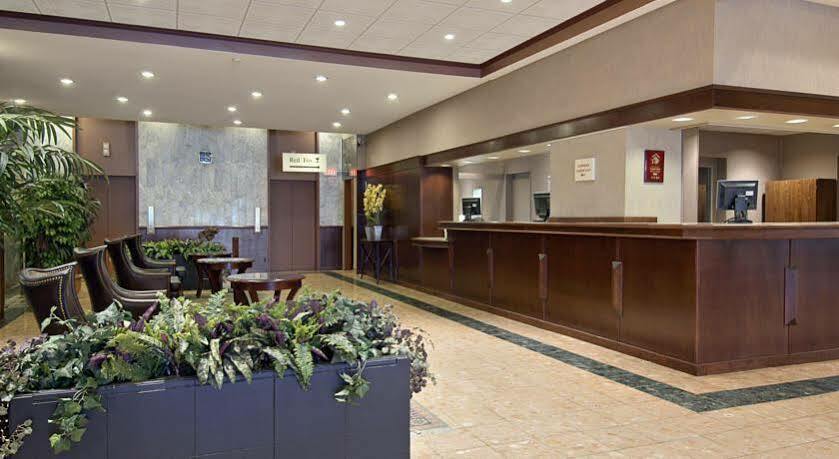 Ramada Plaza By Wyndham Calgary Downtown Hotel Exterior foto
